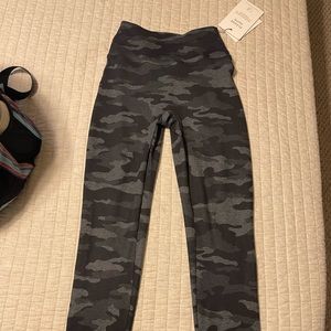 Bombshell Sportswear leggings size Medium